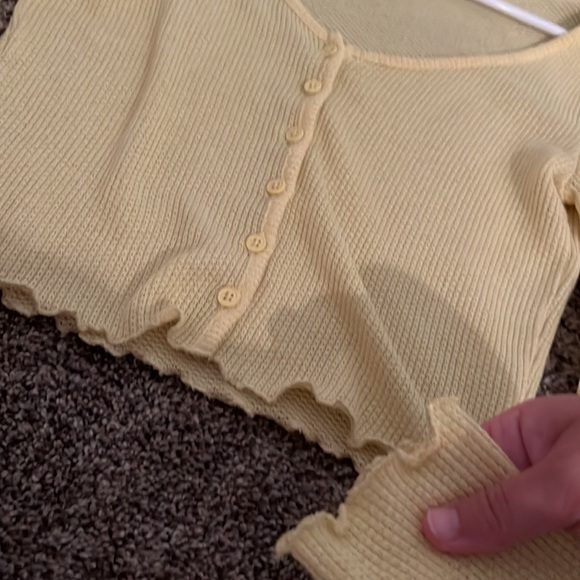 H&M Yellow Cropped Long Sleeve. - Picture 3 of 5